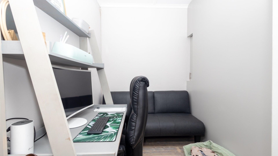 5 Bedroom Property for Sale in Avondale Western Cape